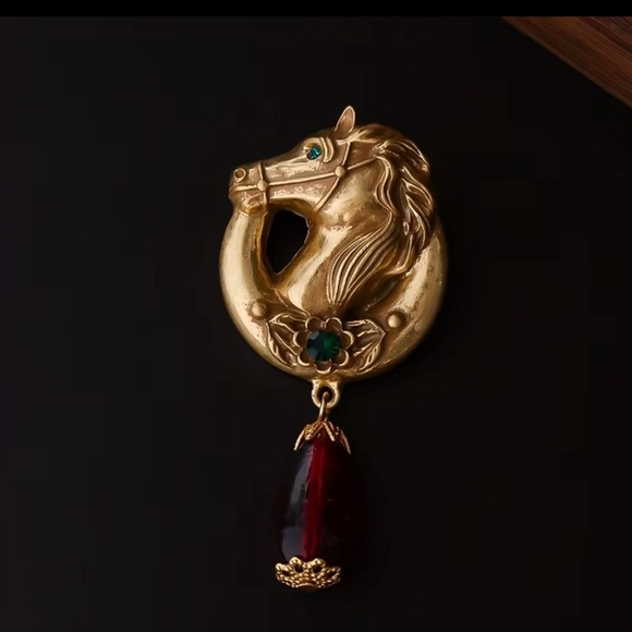BOUTIQUE HIPPEE HARVEST Jewelry - VINTAGE INSPIRED NEW HORSE BROOCH